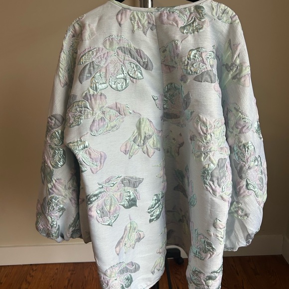 LIKE NEW - gorgeous Arianne Pastel Floral shimmer top - Picture 5 of 10